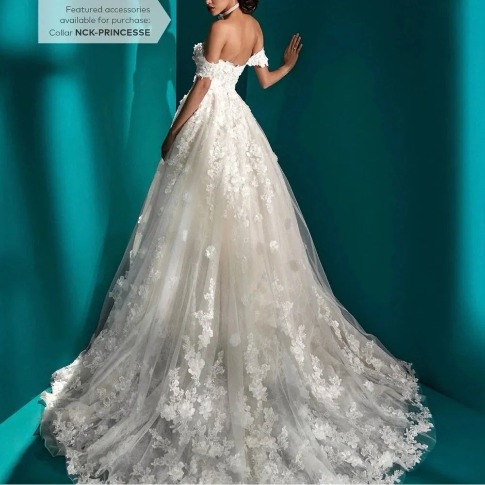 Elegant White Lace Wedding Dress - Picture 6 of 9